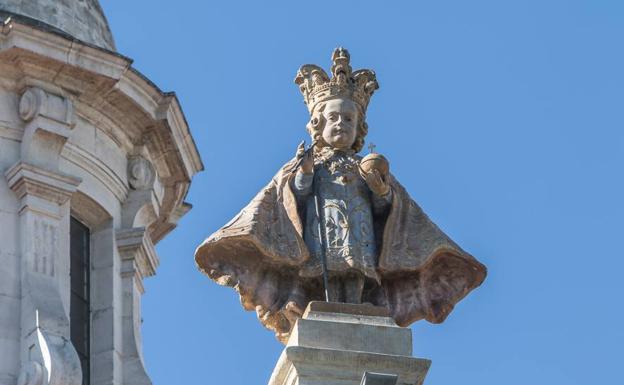 Imagen que corona el edificio del Real Colegio de los Padres Agustinos de Valladolid. Fue realizada por el escultor vallisoletano Pedro Verdugo Pérez a finales de los años 20.