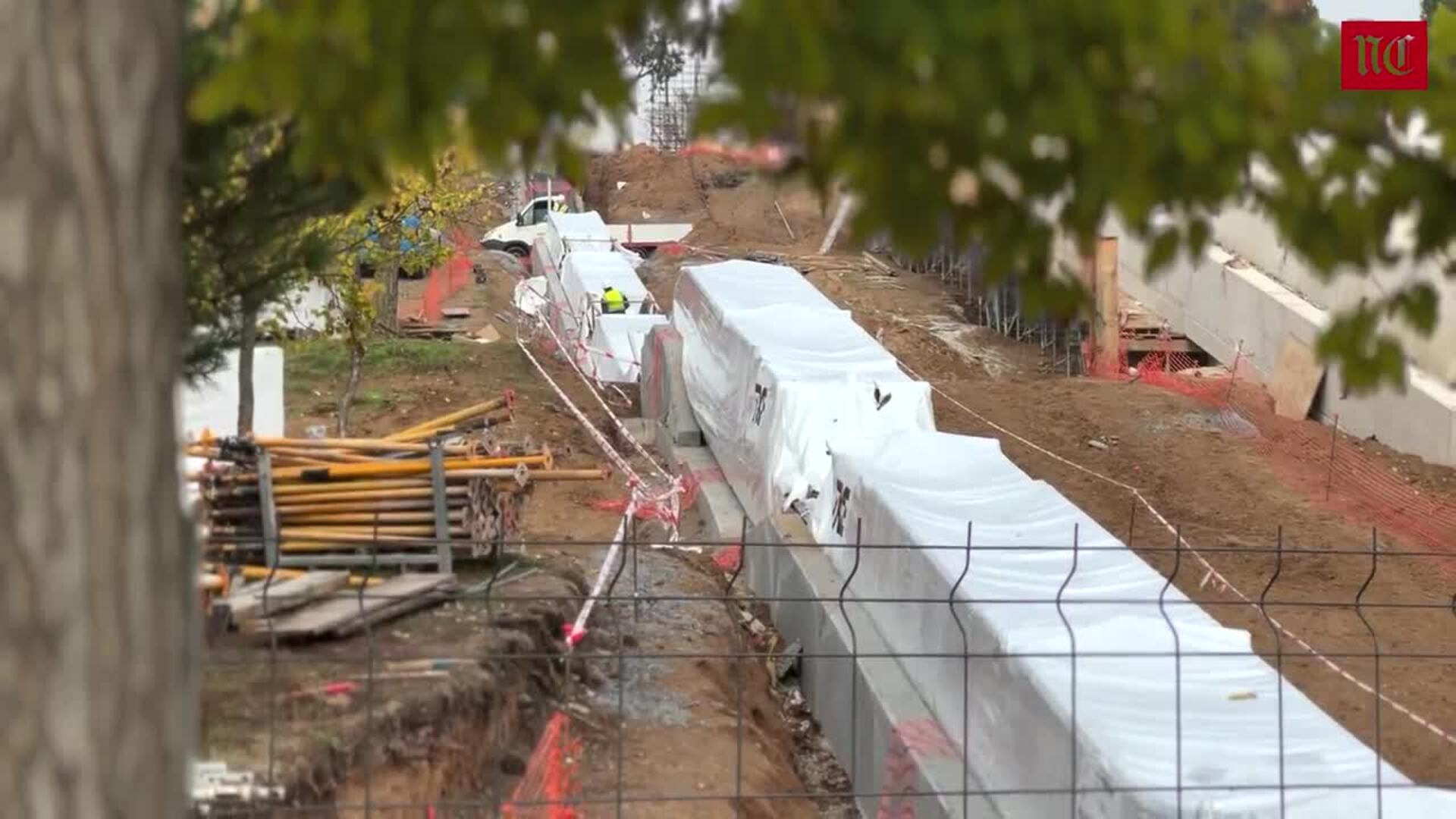Instalan la escalera mecánica del parque de Los Almendros, en Parquesol