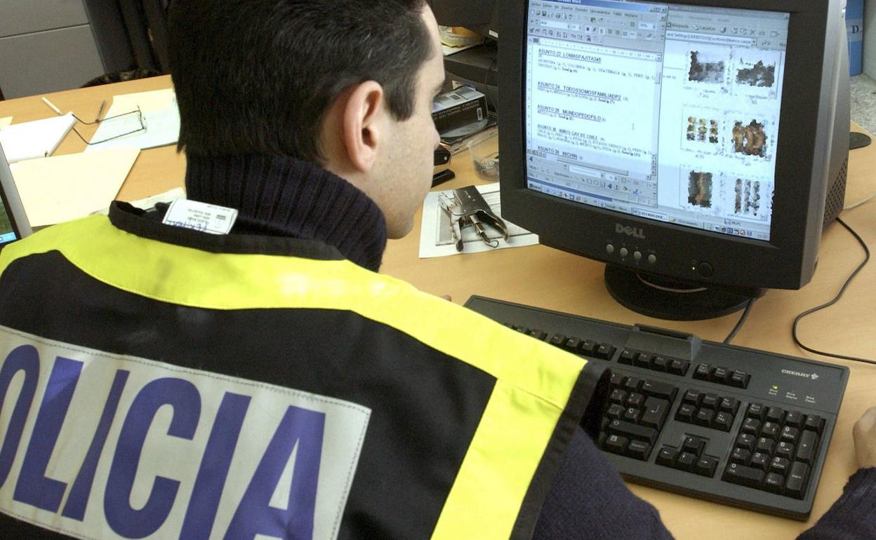Un especialista en ciberdelincuencia de la Policía Nacional revisa archivos pedófilos. 
