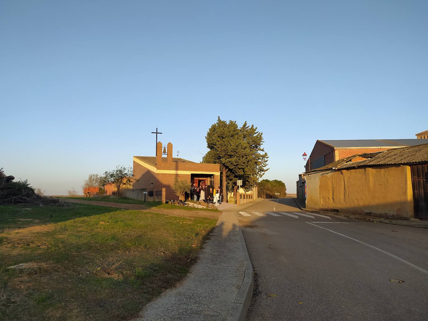 Los vecinos de Villán de Campos recogen las castañas. 