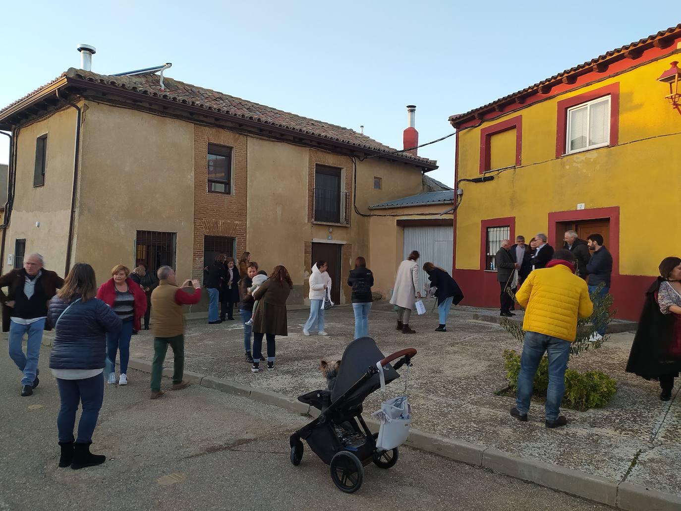 Los vecinos de Villán de Campos recogen las castañas. 