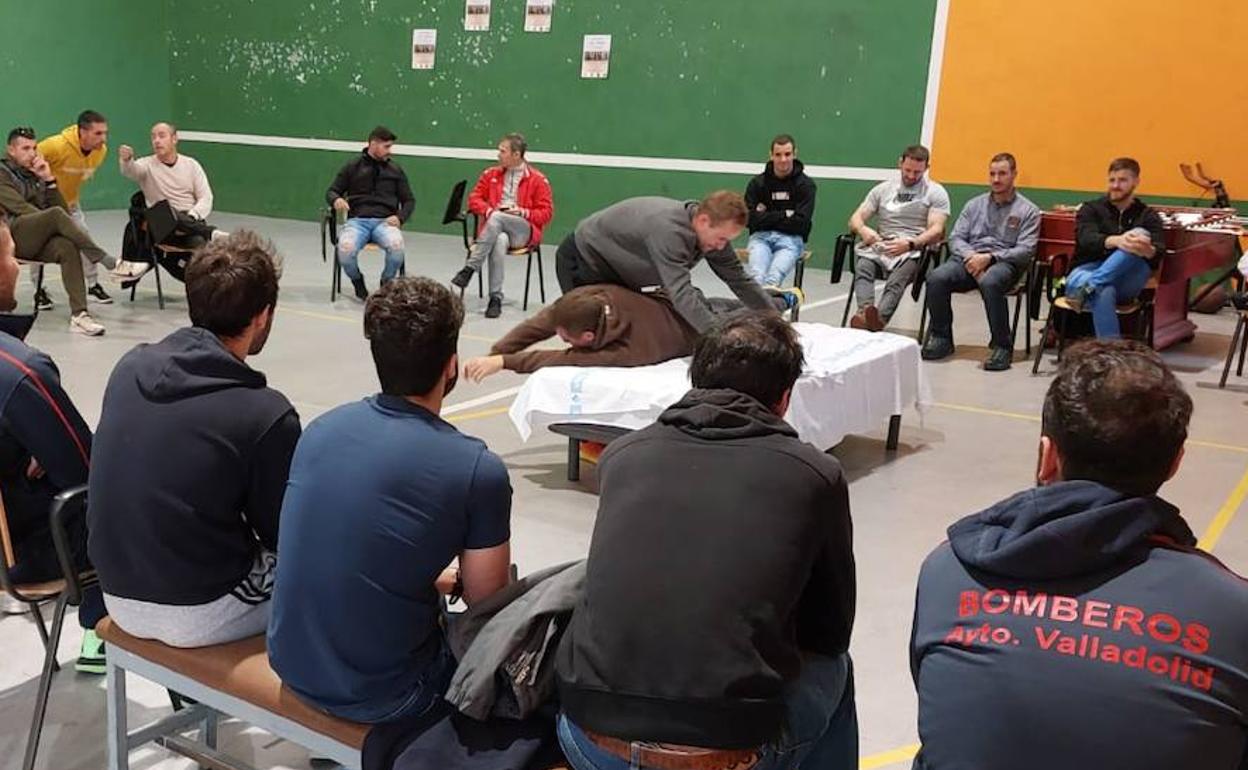 Integrantes del servicio municipal de Bomberos en una sesión del curso impartido por Cruz Roja.