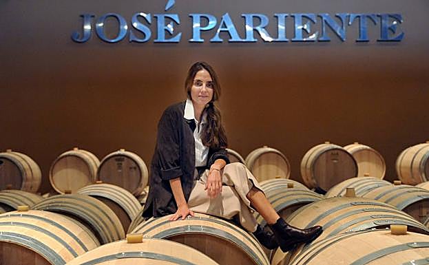Martina Prieto Pariente posa en la sala de barricas de la bodega José Pariente.