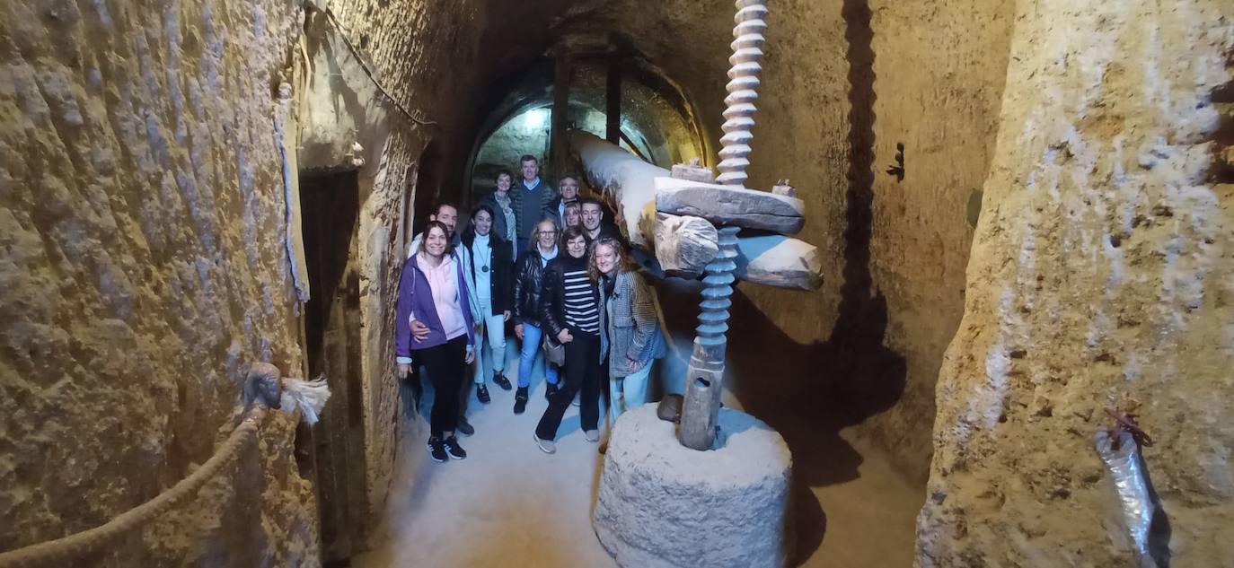 Visitantes en la bodega subterránea del siglo XVI de Cigales 