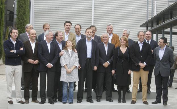 Mariano Rajoy, rodeado de los dirigentes de 16 de las 17 organziaciones territoriales del PP en mayo de 2008 en Valladolid.