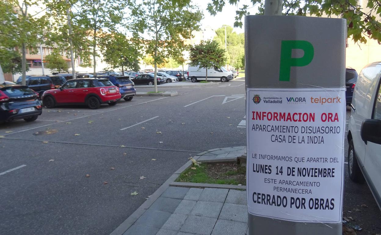 Los carteles anuncian el cierre a partir del lunes del aparcamiento disuasorio de la plaza de la India. 