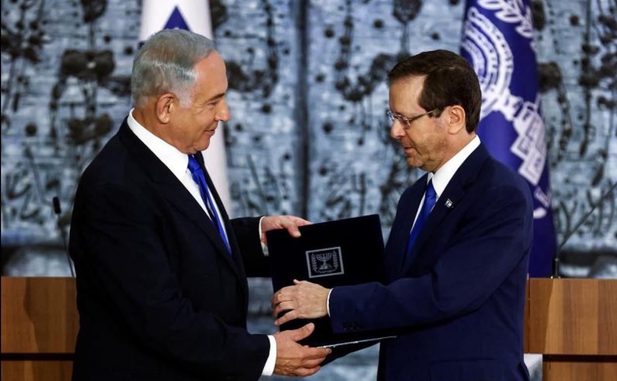 El presidente de Israel, Isaac Herzog, entrega al ex primer ministro, Benjamin Netanyahu, el mandato para formar el neuvo Gobierno. 