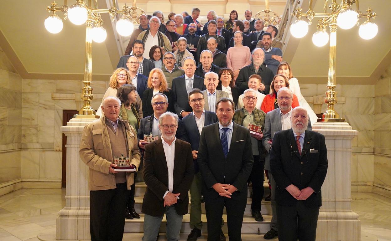 Foto de familia en las escaleras del Ayuntamiento de Valladolid. 