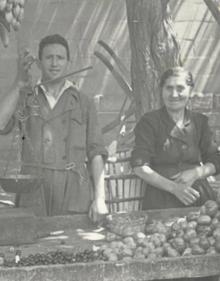 Imagen secundaria 2 - Arriba, Benito, Eutiquio y Virgilio Abril muestran su género junto a otro vendedor de la plaza. María Ángeles, Jesús y Maricarmen Abril. Jacinta Pérez, fundadora de Frutas Abril, y su yerno Honorato Ordax, en su puesto de frutas y verduras. 