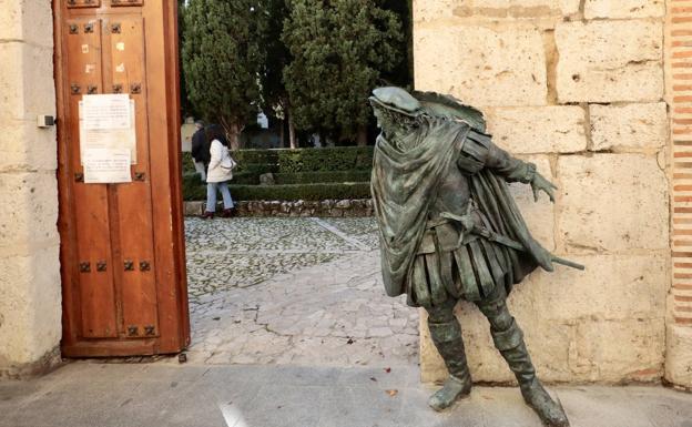 La escultura Don Juan Tenorio, embozado, a las puertas del jardín romántico de la Casa de Zorrilla. 