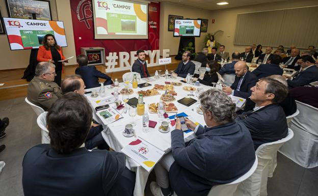 Imagen principal - Asistentes a la presentación de los actos del Centenario en la sede de la federación, en Arroyo. A la derecha Marcelino Maté, en pleno discurso. 