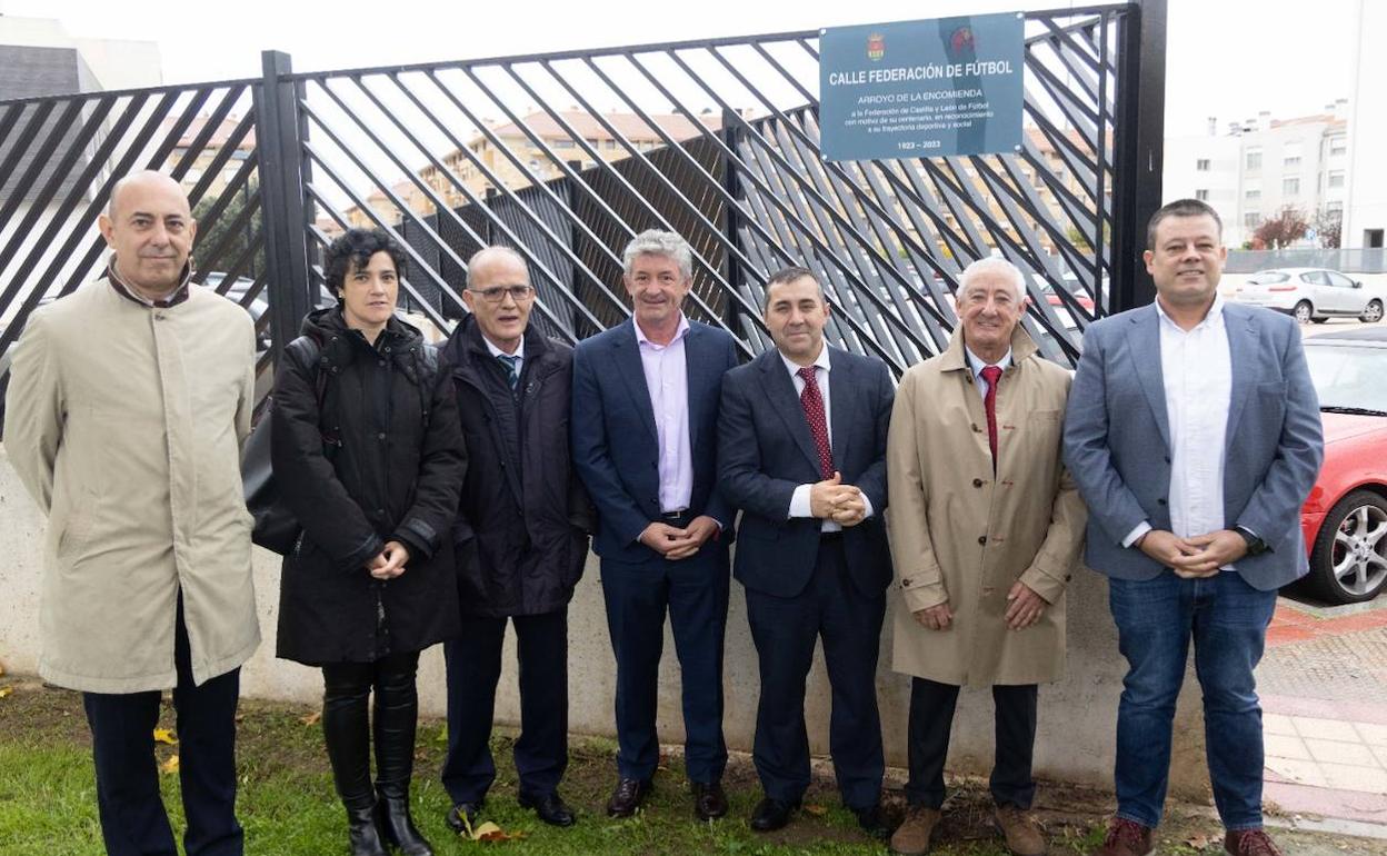 Marcelino Maté y los miembros de la corporación municipal de Arroyo, junto a la placa que da nombre a la nueva calle Federación de Fútbol. 