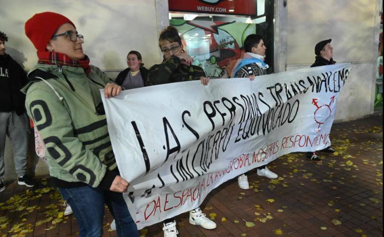 Concentración contra la transfobia, este martes por la tarde en la calle Enrique IV de Valladolid. 
