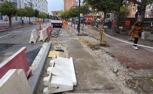 Obras de ampliación de la acera del lado de la calle Cardenal Torquemada. 