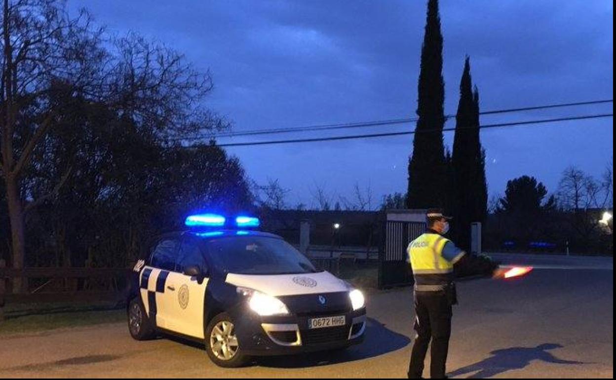 La Policía Local, durante su intervención. 