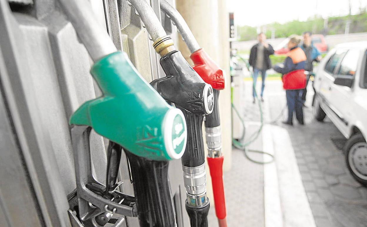 Mangueras de de combustible de una estación de servicio de Vitoria, País Vasco.