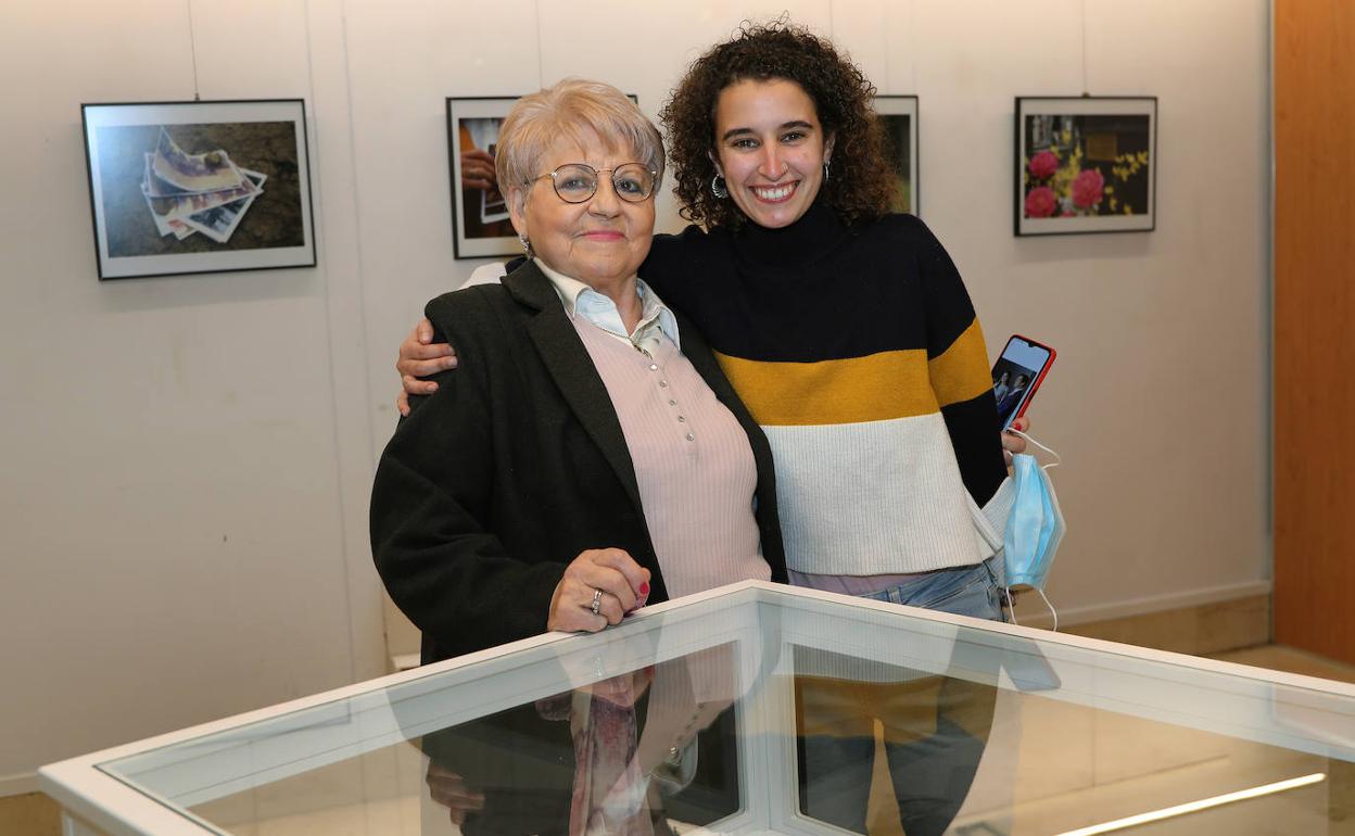 Esperanza Pérez Zamora, junto a la periodista Marina Escudero, que organizó el pasado mes de marzo una exposición sobre su vida. 