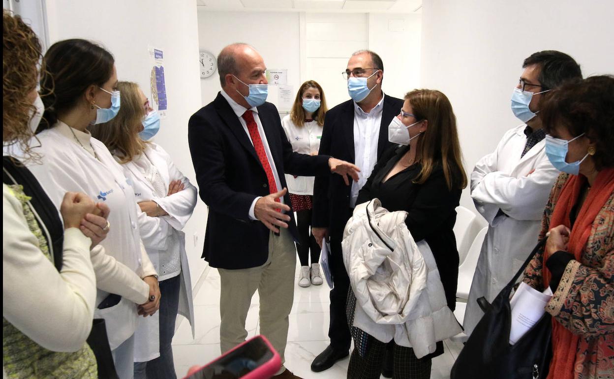 El gerente de Asistencia Sanitaria de Segovia, Luis Gómez de Montes, departe con el equipo del hospital de día de salud mental en la visita de este miércoles. 