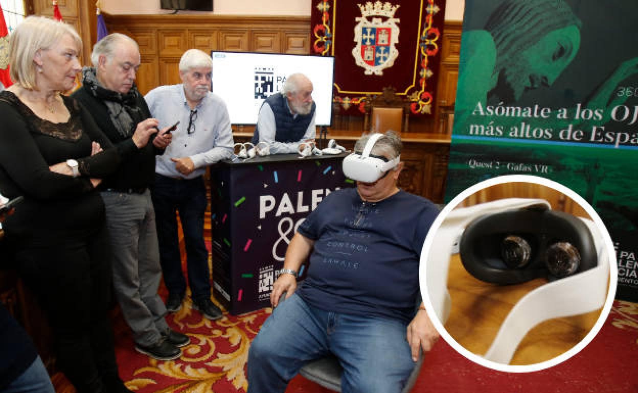 El pintor Antonio Guzmán Capel, rodeado de otros artistas invitados a la presentación, disfruta de la experiencia con las gafas 3D. En el círculo, las gafas. 