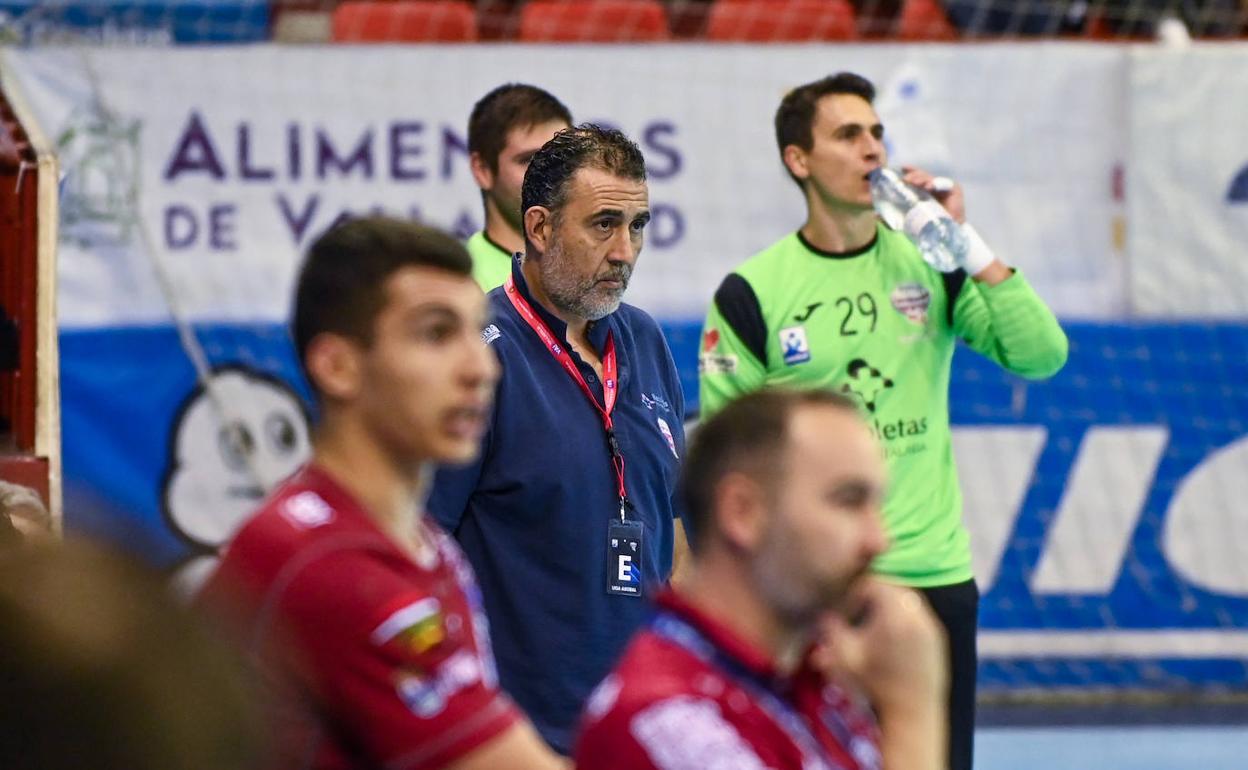 Yeray Lamariano bebe agua durante un partido del Recoletas. 