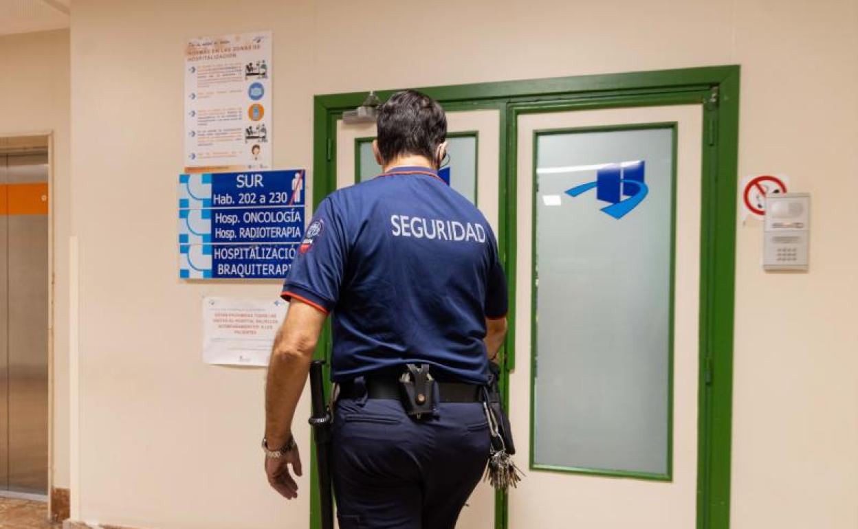 Un agente de seguridad privada por los pasillos del Clínico durante su jornada laboral. 