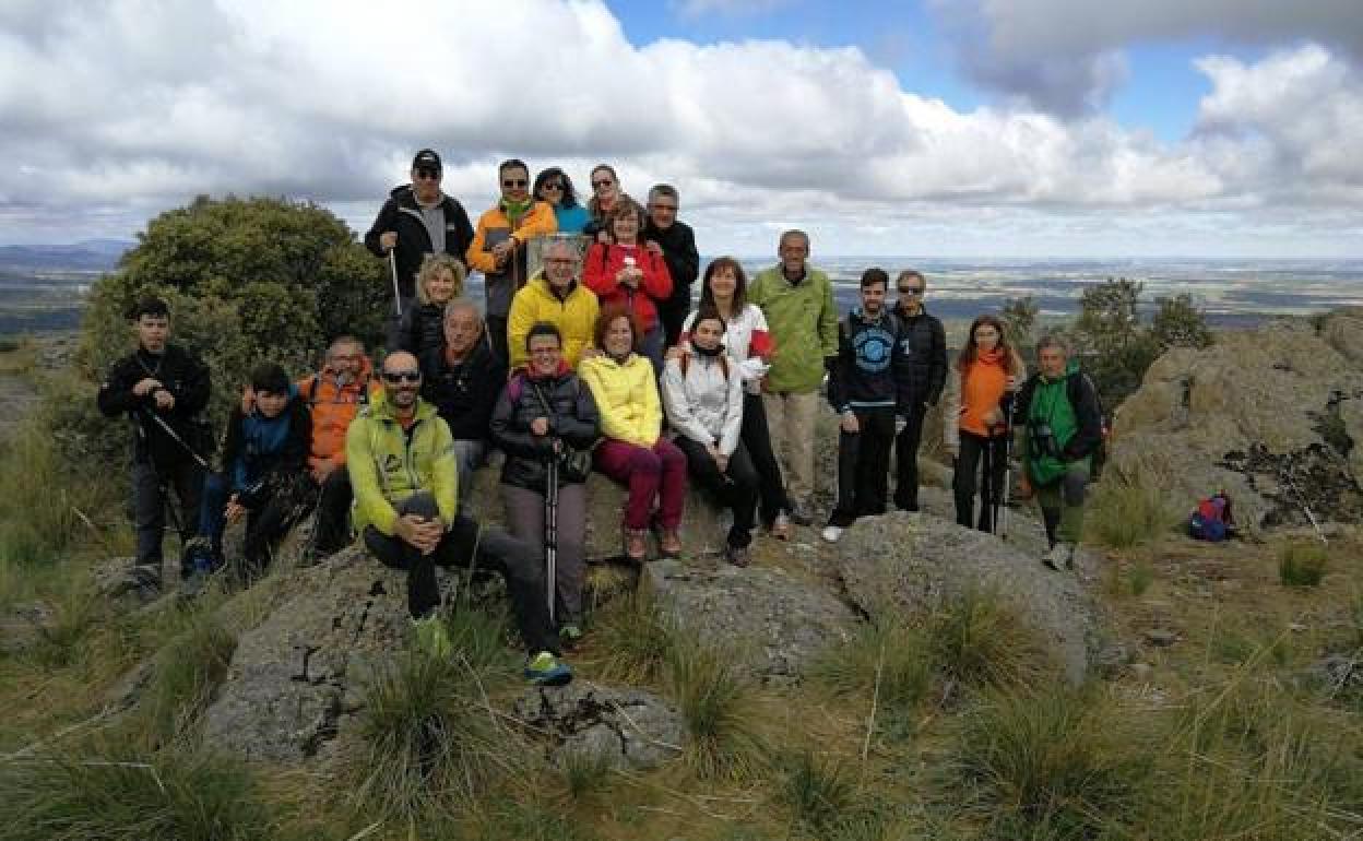 Un grupo de senderistas en las cumbres de Cabeza Grande. 