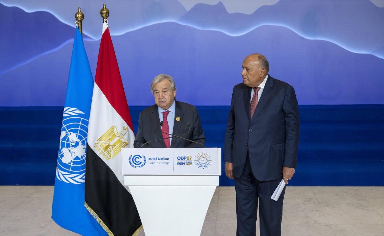 El secretario general de Naciones Unidas, António Guterres, y el ministro egipcio de Asuntos Exteriores, Sameh Shukry, en la cumbre. 