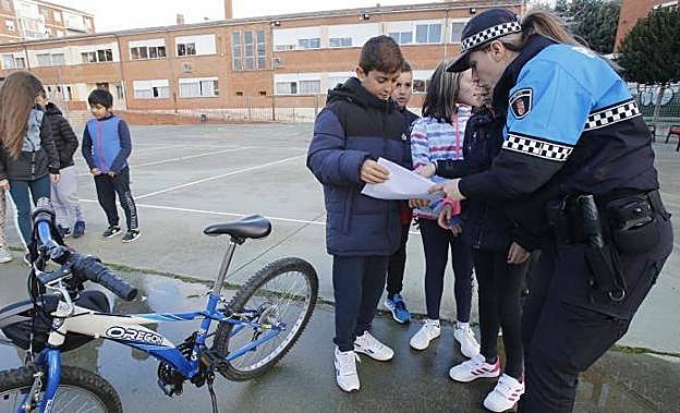 Imagen principal - Actividad celebrada este jueves en el colegio Ave María de la capital palentina.