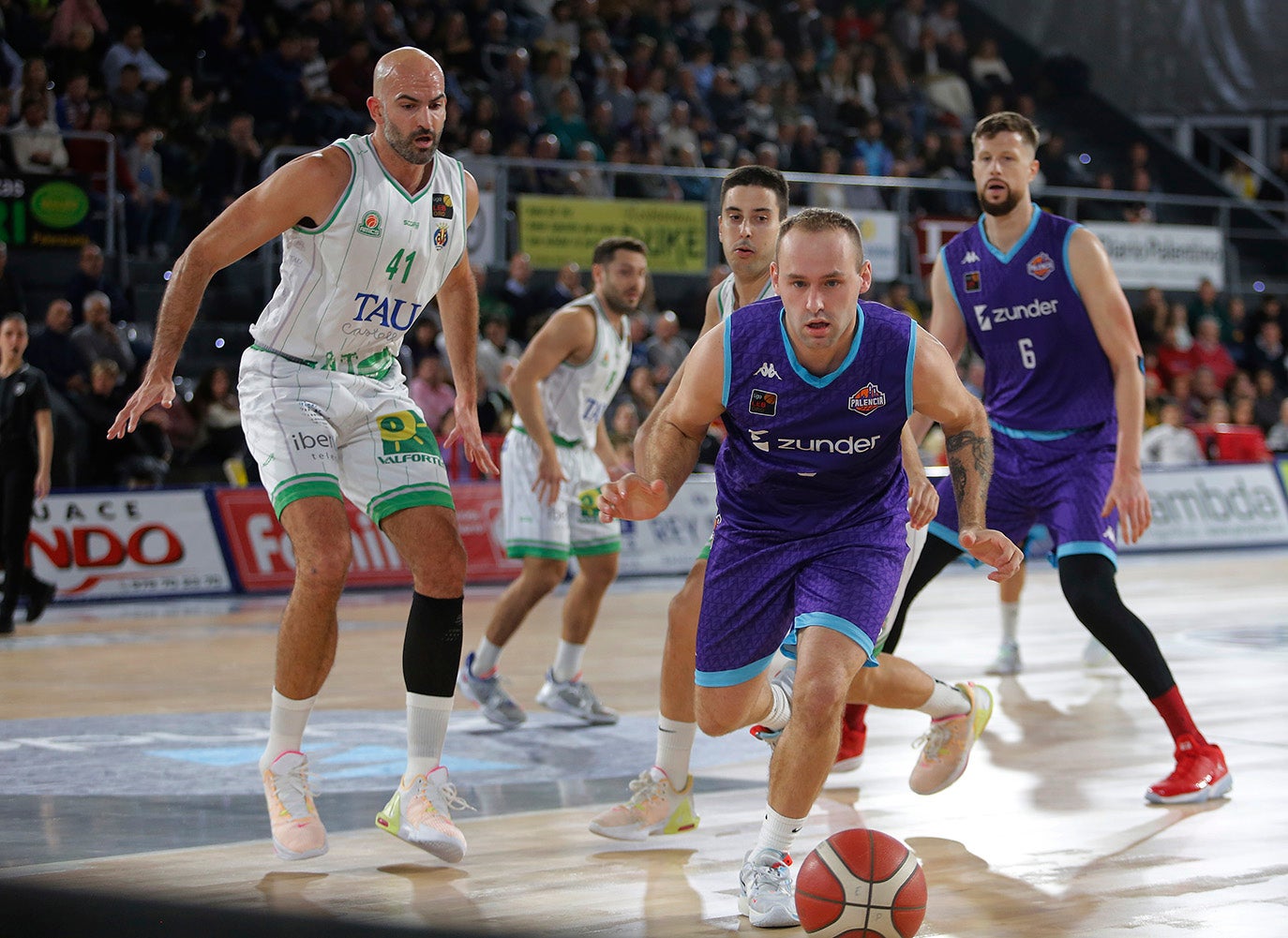 Zunder Palencia Baloncesto 77 - 63 TAU Castelló