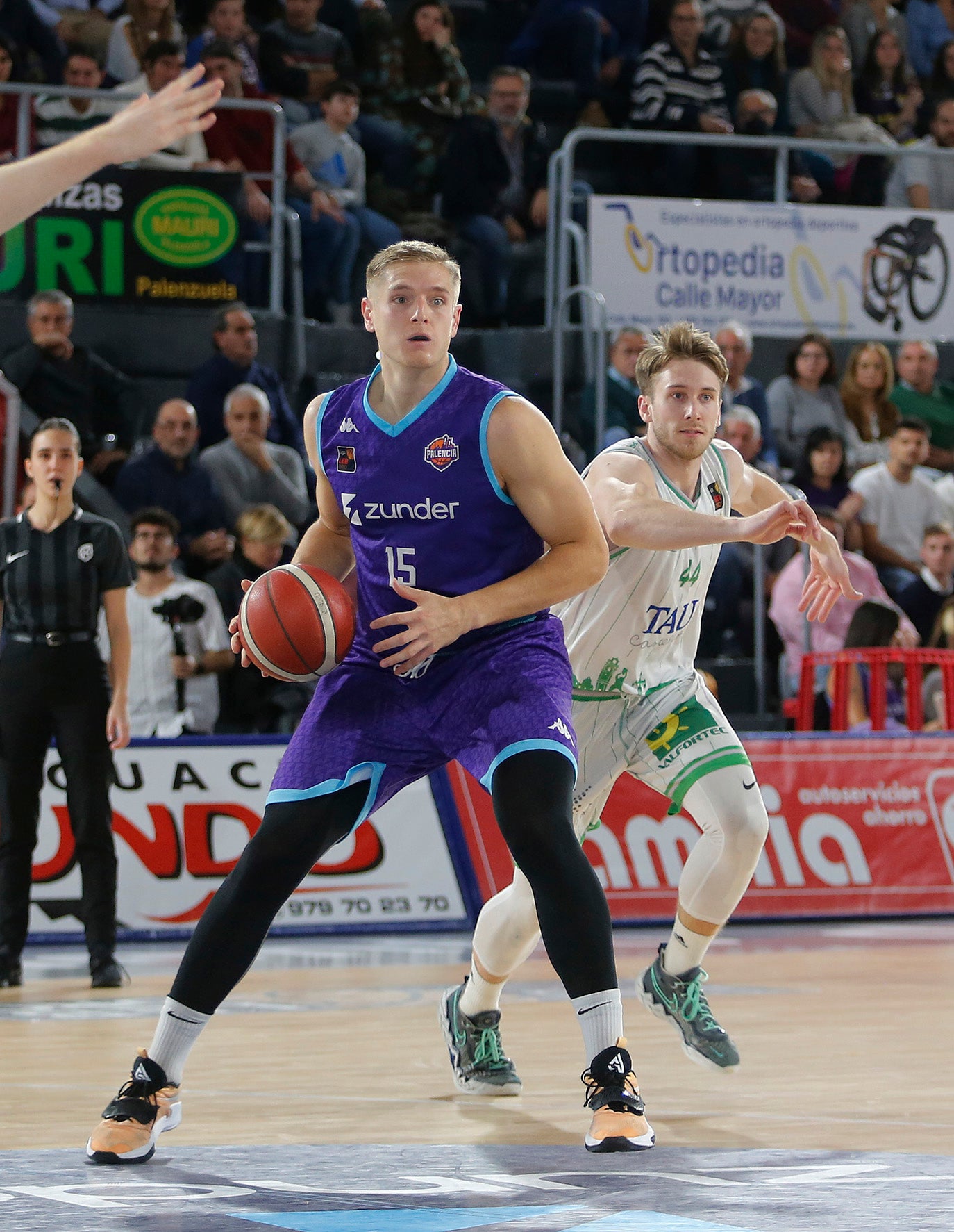 Zunder Palencia Baloncesto 77 - 63 TAU Castelló