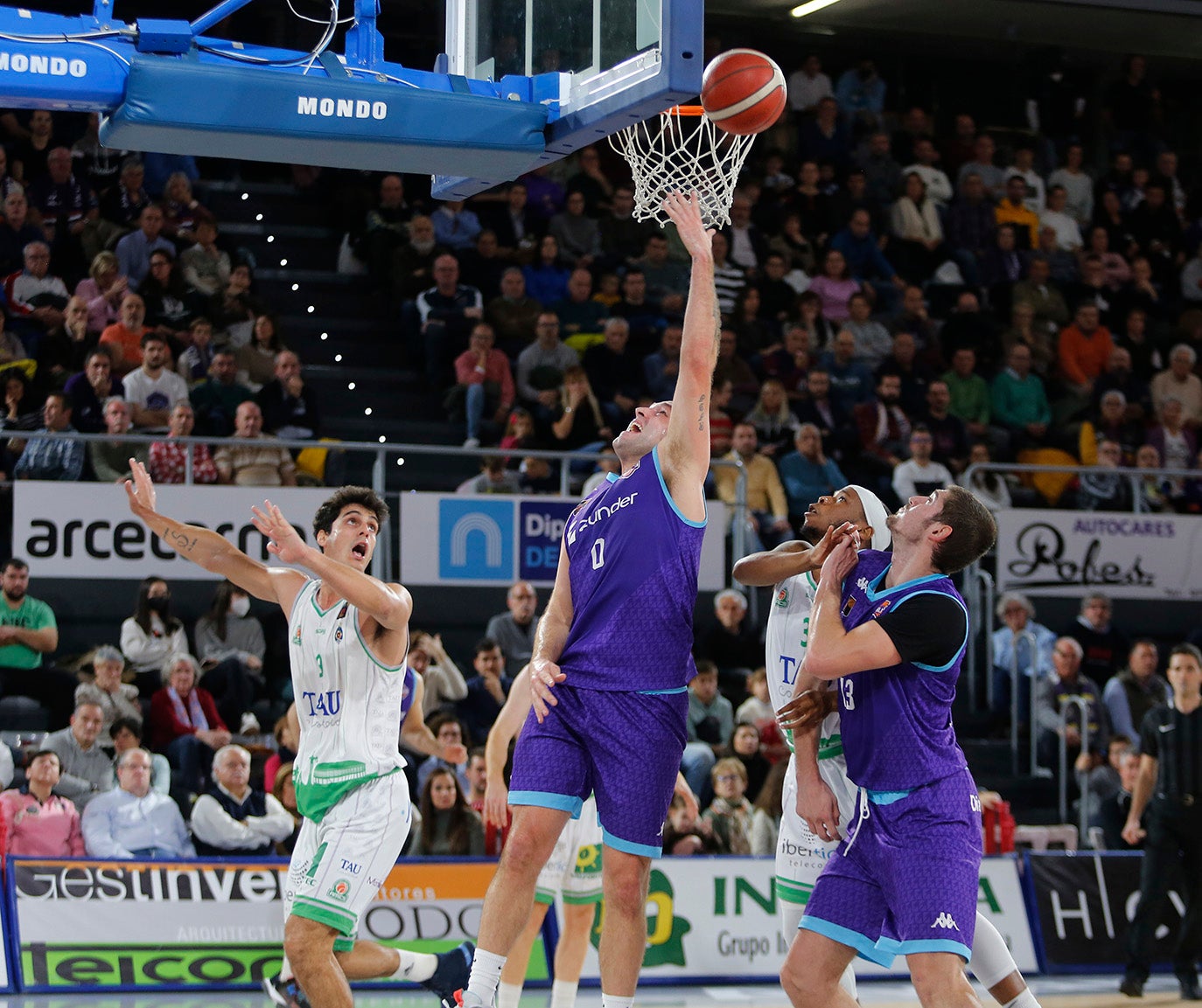 Zunder Palencia Baloncesto 77 - 63 TAU Castelló