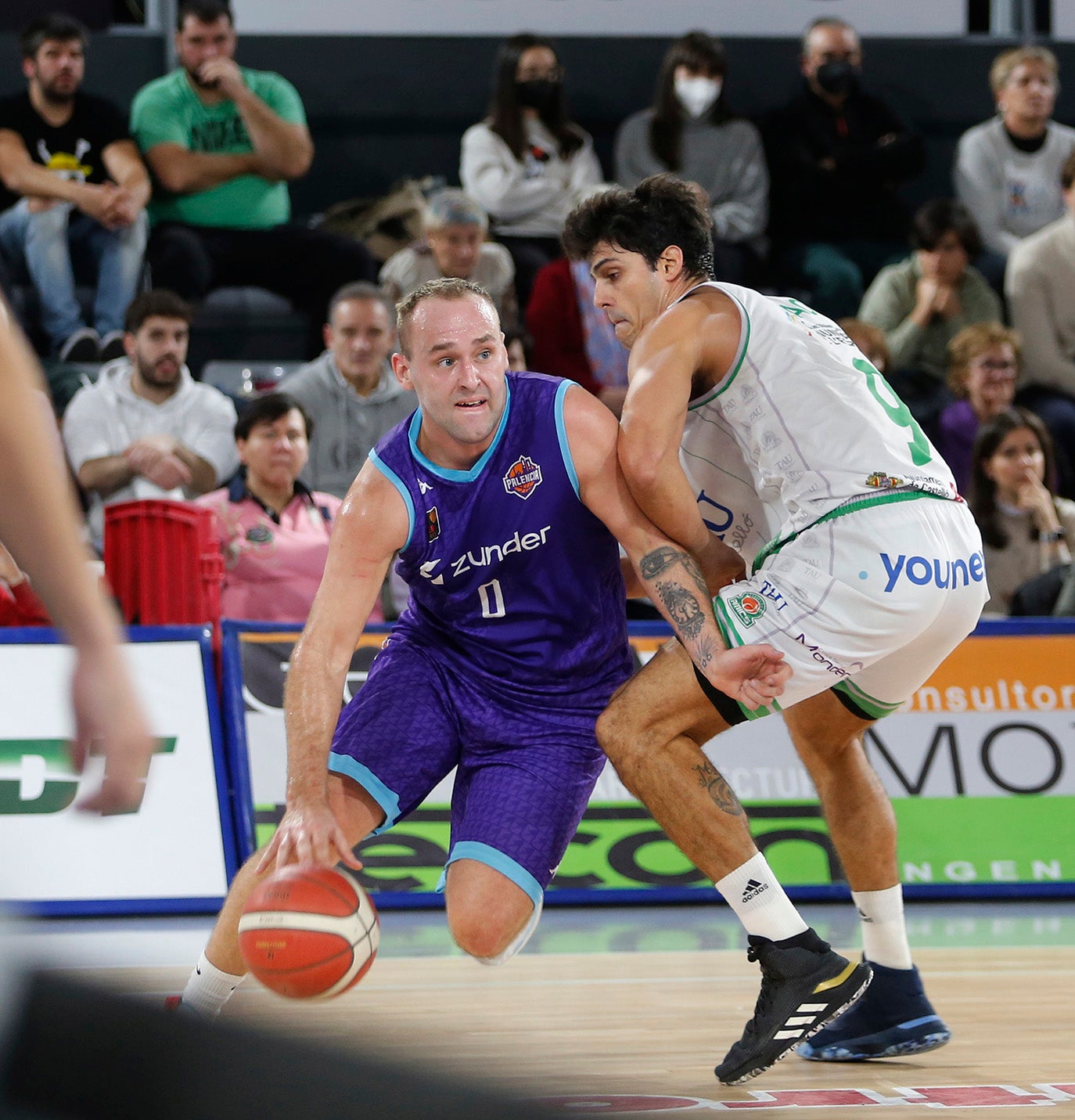 Zunder Palencia Baloncesto 77 - 63 TAU Castelló