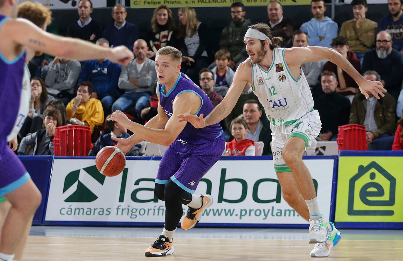 Zunder Palencia Baloncesto 77 - 63 TAU Castelló