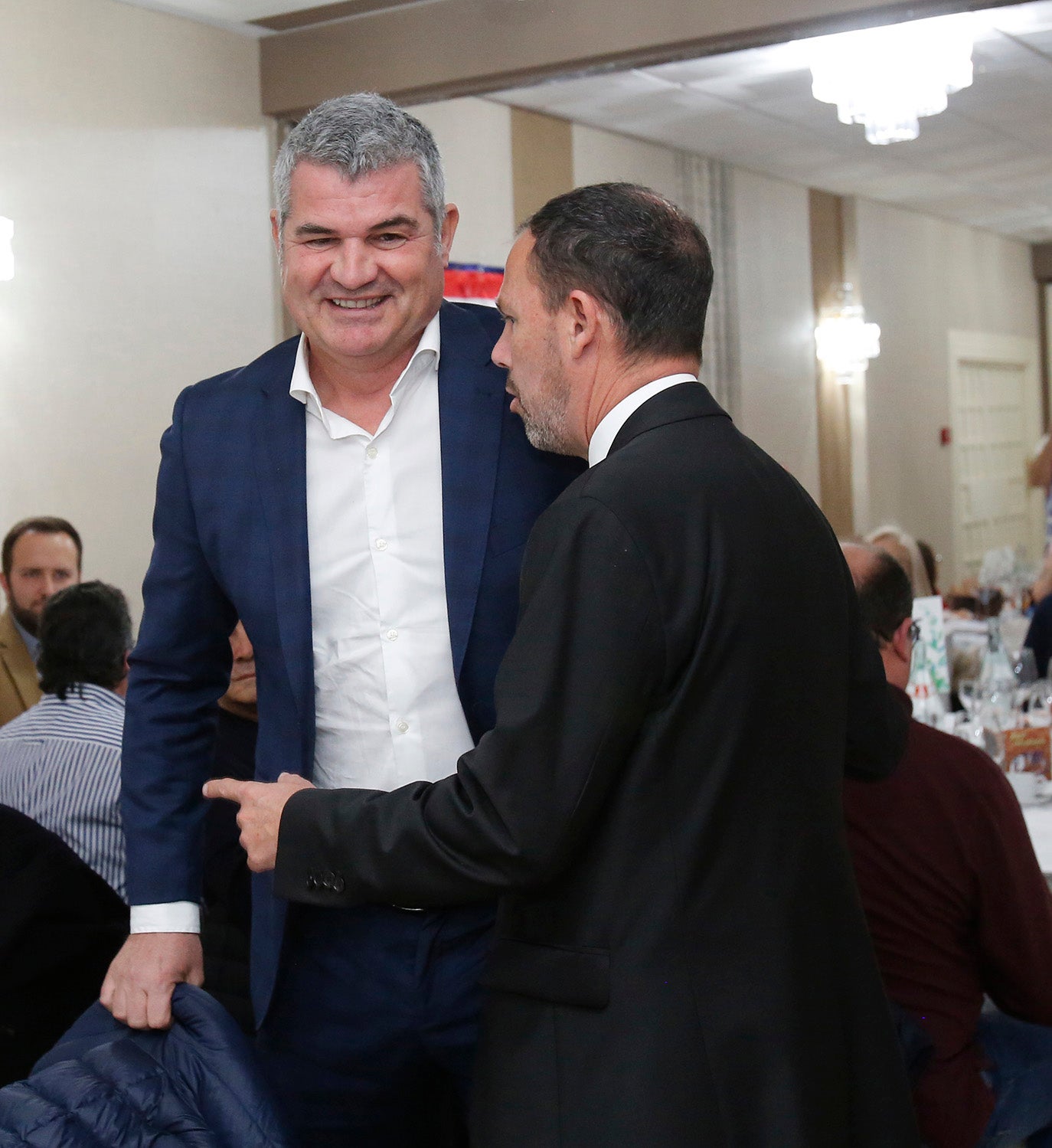 Enrique Cerezo, visita a la peña atlética de Palencia