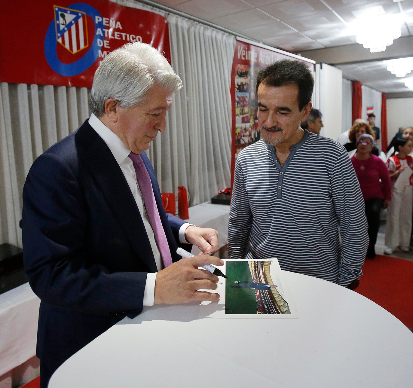 Enrique Cerezo, visita a la peña atlética de Palencia