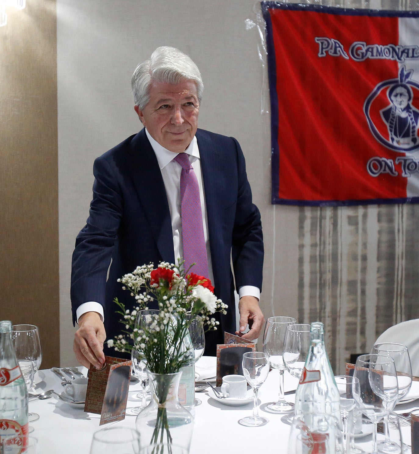 Enrique Cerezo, visita a la peña atlética de Palencia