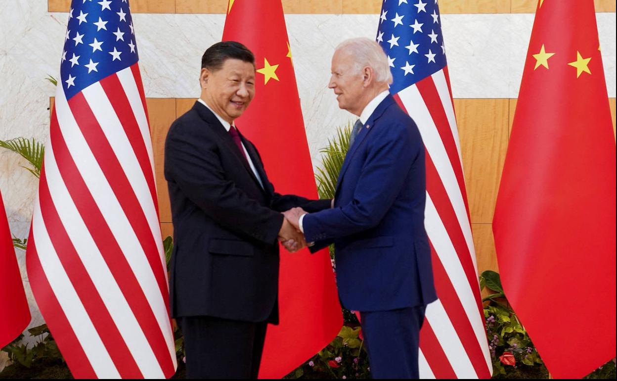 Xi Jinping y Joe Biden se saludan en su reciente encuentro en Bali (Indonesia), 