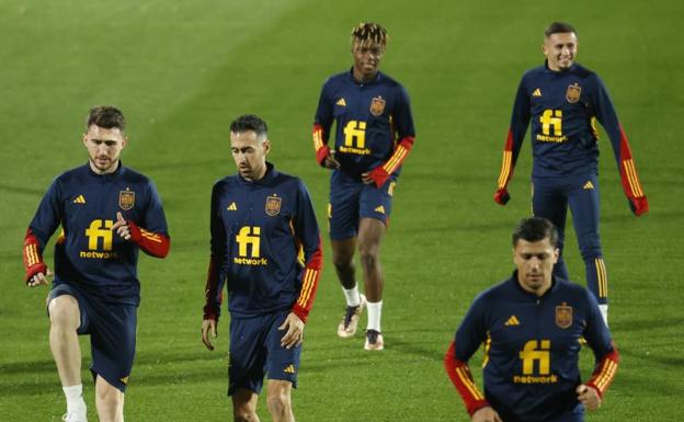 Sergio Busquets (2i), durante un entrenamiento con la selección española. 