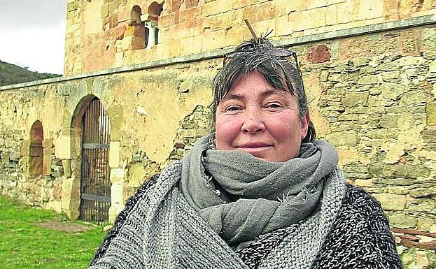Marina Ortiz posa ante la iglesia de San Vicente del Valle (Burgos).