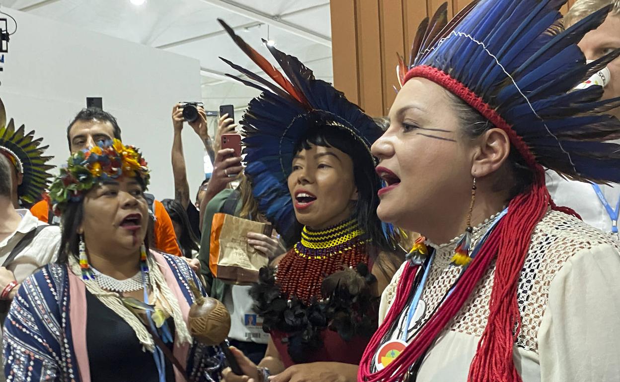 Un grupo de indigenistas esperan la intervención de Lula en la Cumbre del Clima.