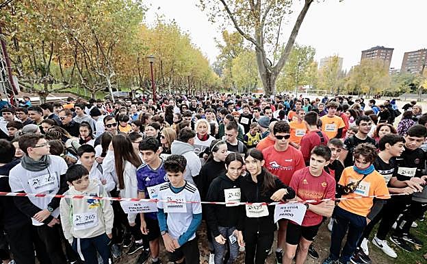 Más de 500 corredores entre alumnos, profesores y familiares participaron en la carrera. 