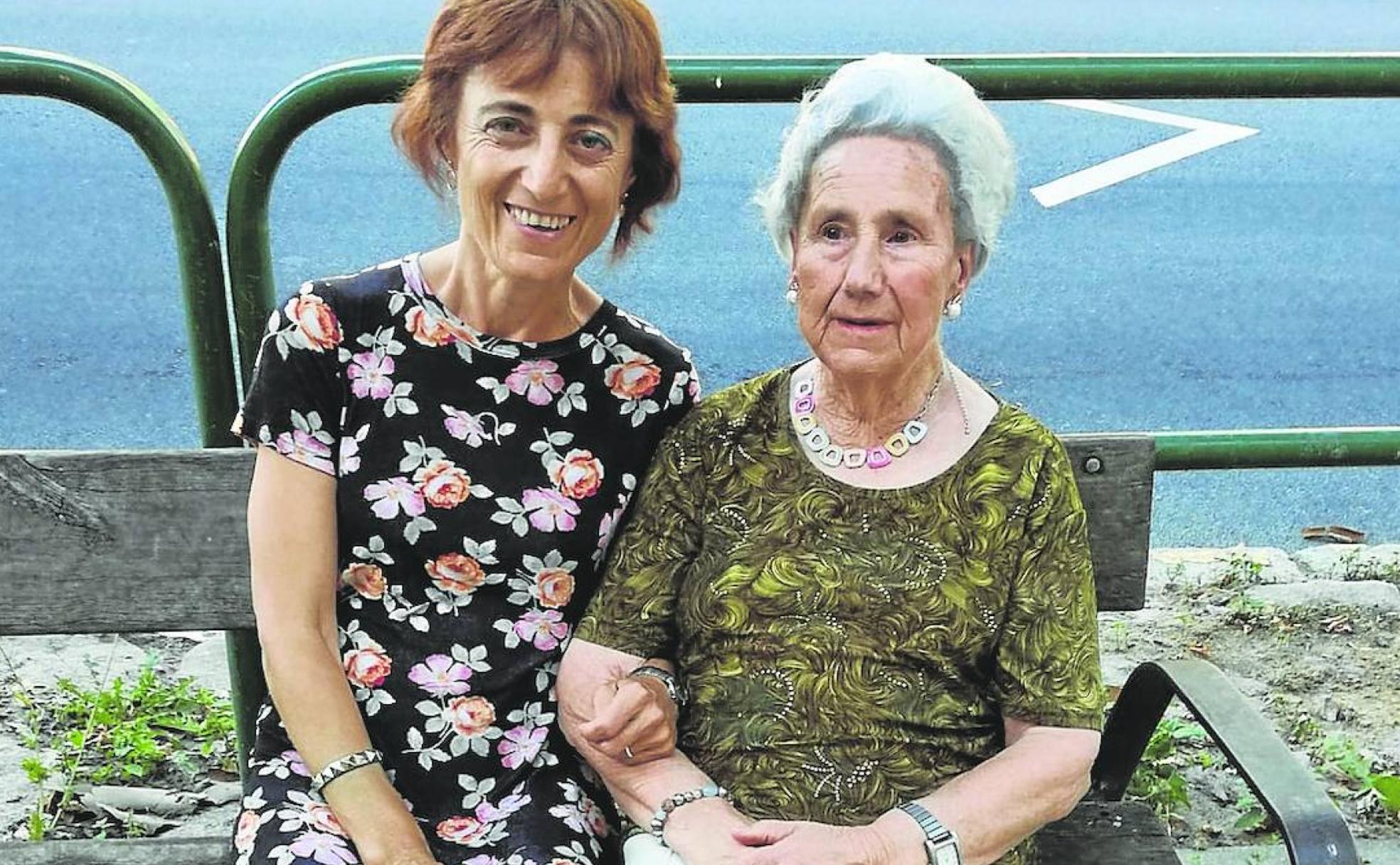 Marisol de Lucas, junto con su madre de 91 años, a la que cuida cada día. 
