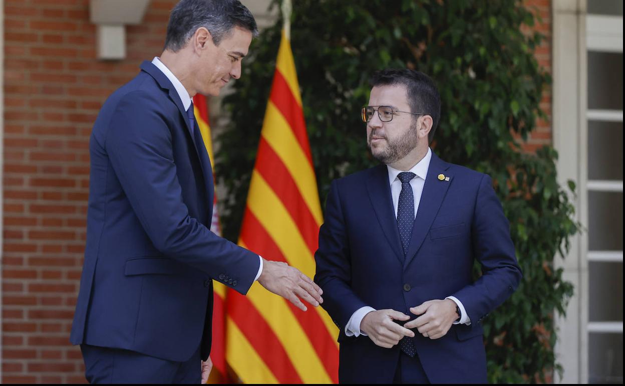 Pedro Sánchez se reúne con Pere Aragonè en la Moncloa.