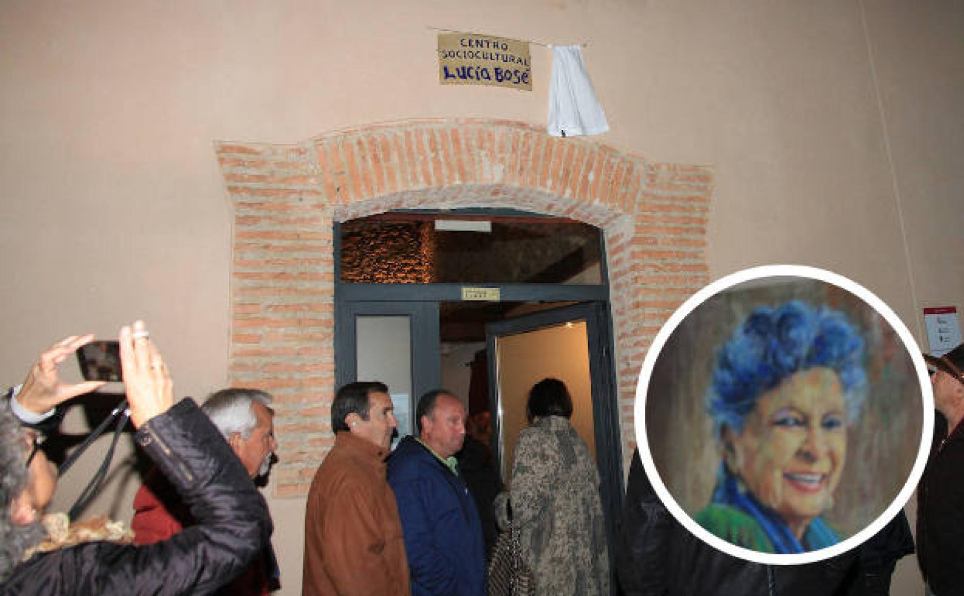 Descubrimiento de la placa con el nombre de Lucía Bosé en el centro sociocultural de Brieva y en el círculo, detalle del retrato de Domingo Otones. 