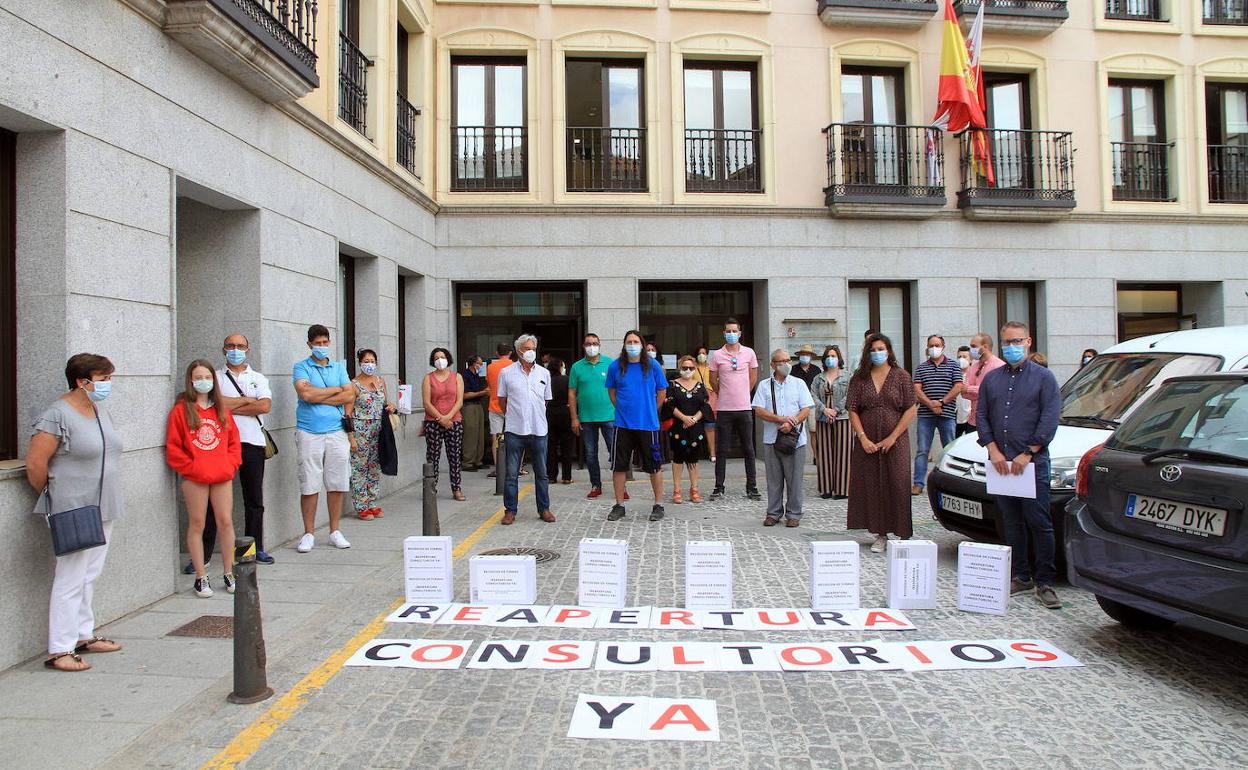 Alcaldes y vecinos de pueblos de Segovia entregas firmas para exigir la reapertura de los consultorios médicos.