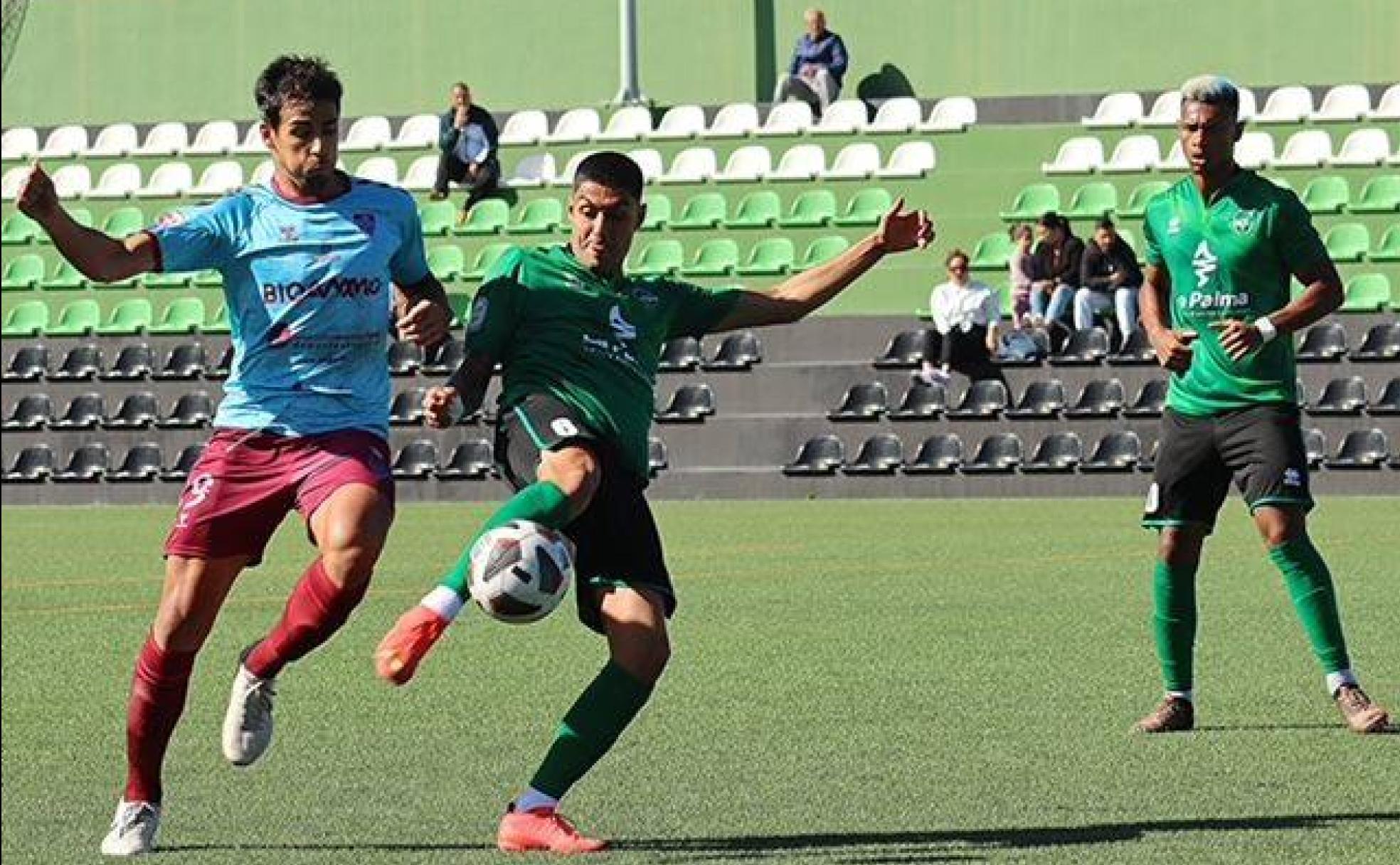 Diego Gómez pugna un balón con un rival del Atlético Paso, este domingo, en La Palma. 