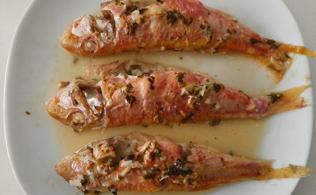 Salmonetes al ajillo