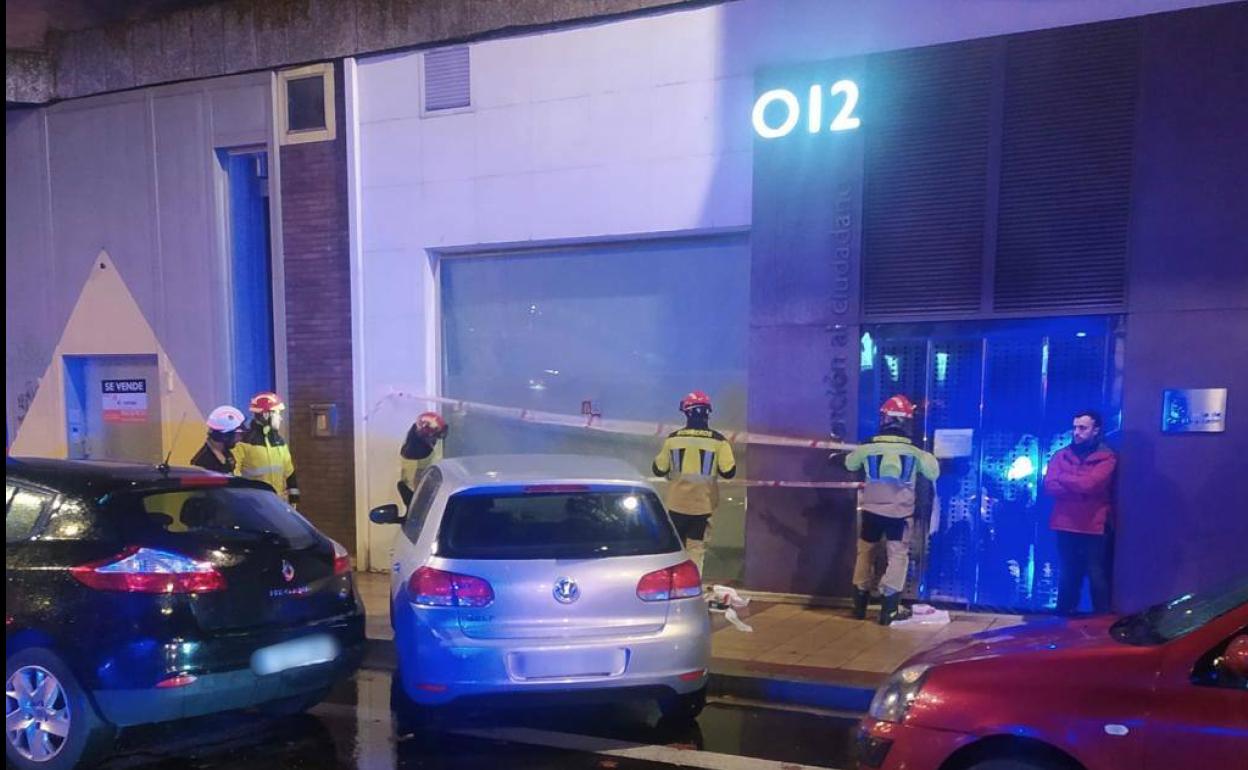 Uno de los vehículos colisionó contra una ventana de la sede del 012 en el Paseo del Hospital Militar. 