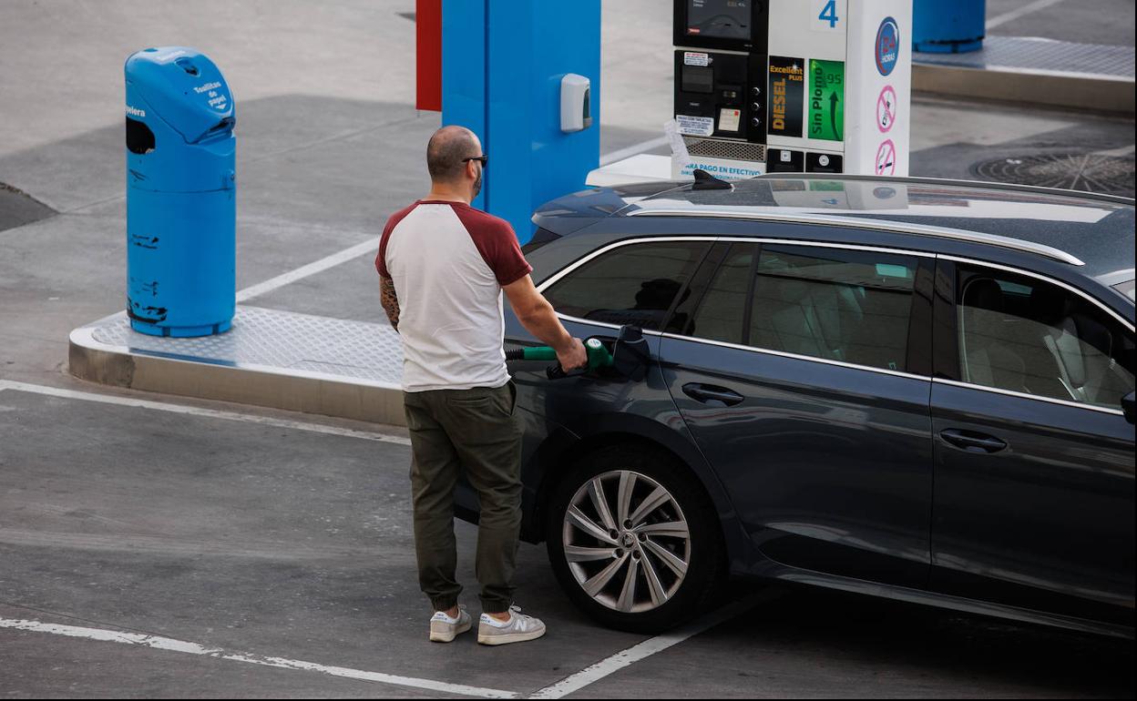 Un hombre reposta carburante en una gasolinera en Madrid.