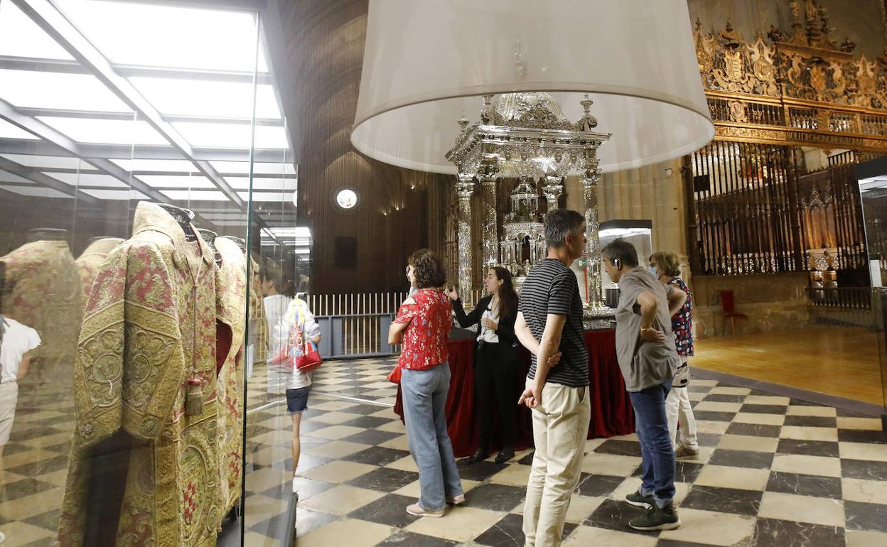 Visitantes a la muestra 'Renacer' en la Catedral de Palencia. 